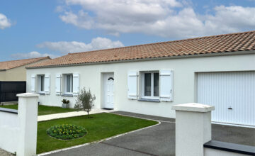 maison blanche aux volets blancs, lames verticales et aluminium