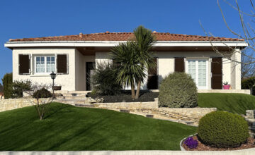 maison traditionnelle en toiture de tuiles avec volets battants ouverts