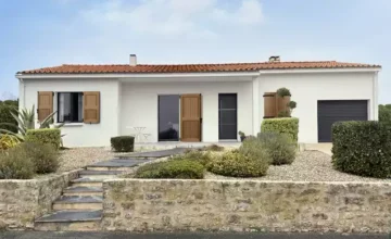 maison blanche avec toiture en tuiles et volets battants en bois