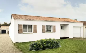 maison blanche aux volets battants en bois avec allée de graviers