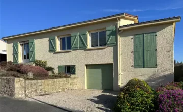 maison façade crepi avec volets battants verts