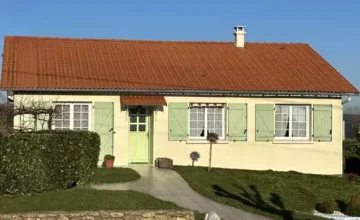 maison traditionnelle avec volets battants vert clair