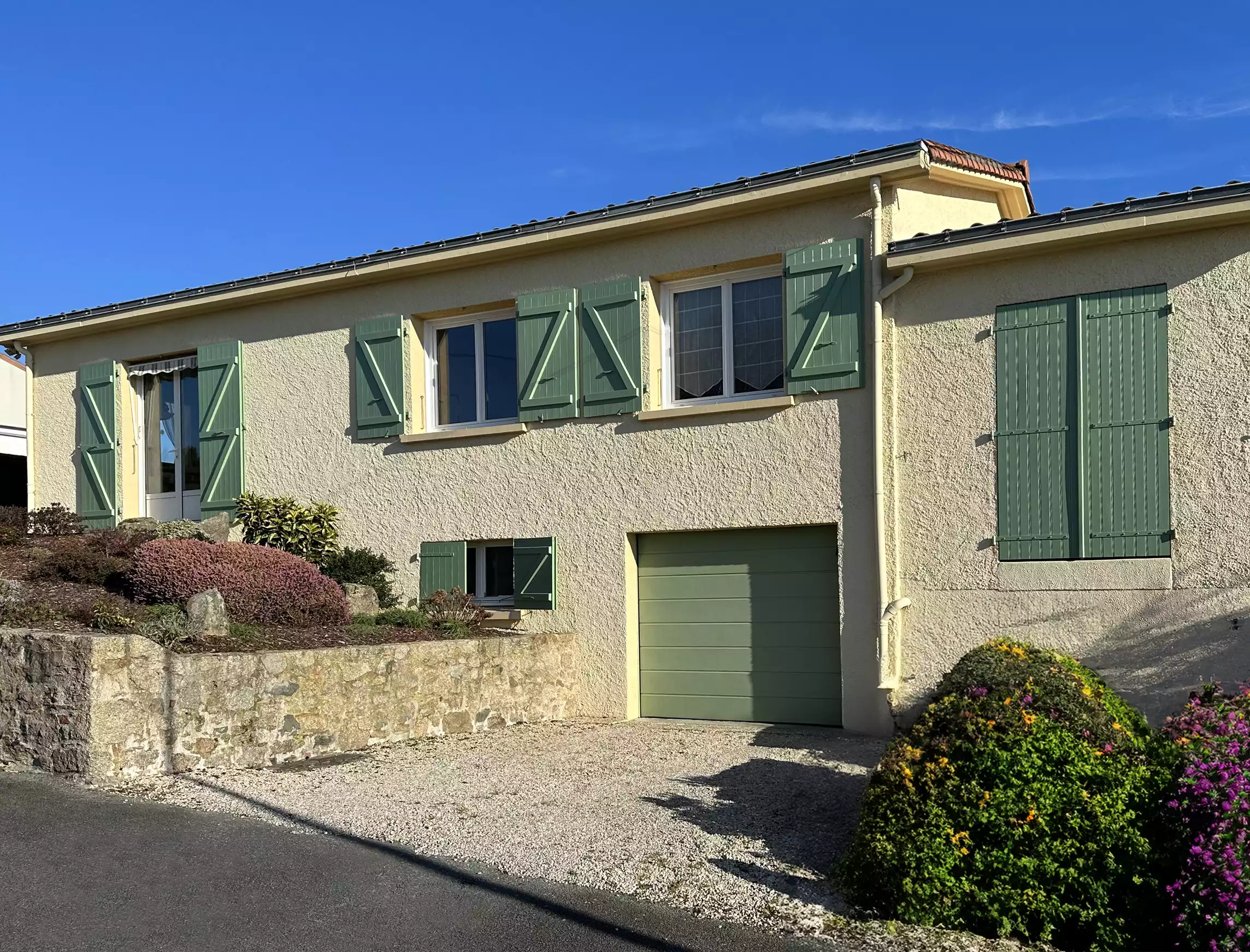 Maison avec volets battants personnalisés en bois couleur vert