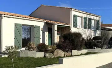 maison traditionnelle avec volets verts