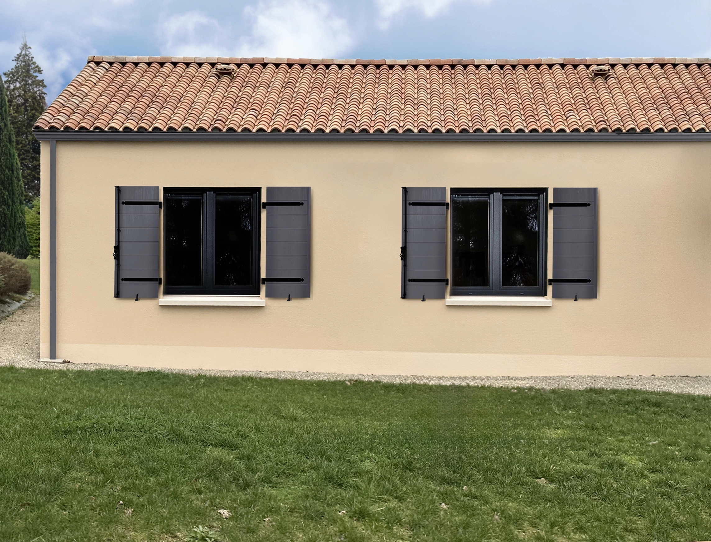 maison avec des volets en aluminium gris présentés ouverts